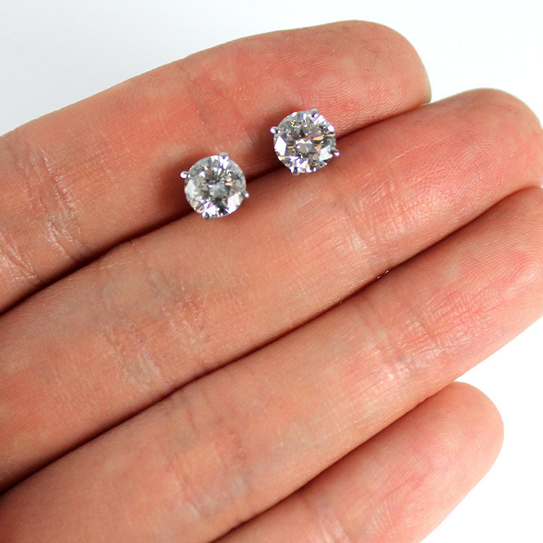 A Simple Guide to Buying a Men's Diamond Stud Earrings